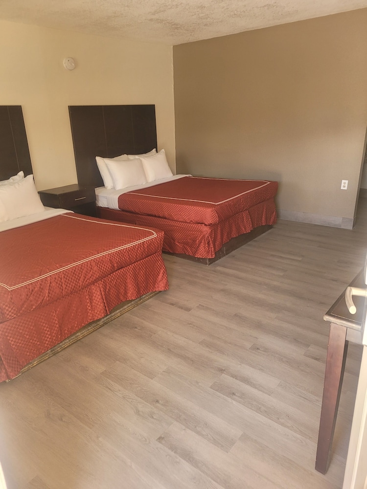 Efficiency, 2 Queen Beds, Accessible