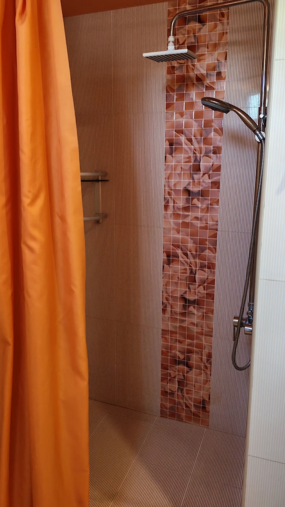 Areg Hotel 82/113