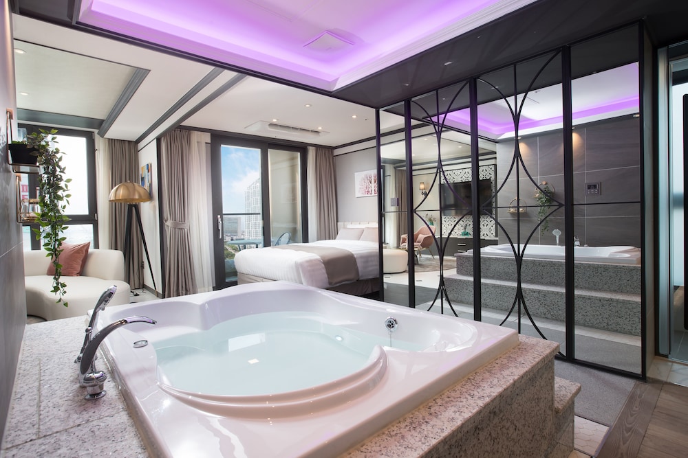 Utop Boutique Hotel and Residence 30/50