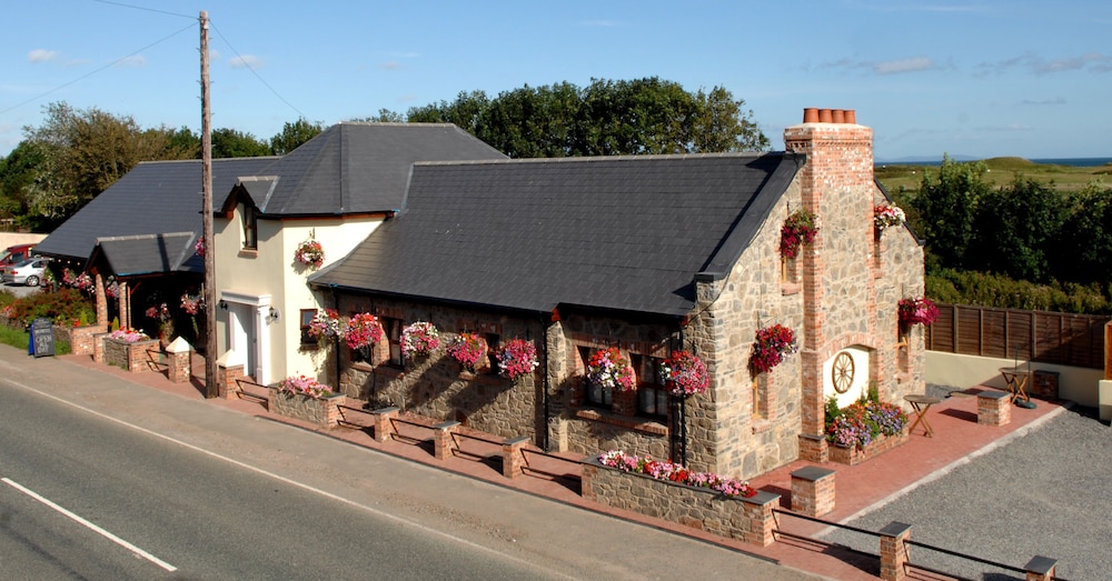 New Overlander Inn 1/9