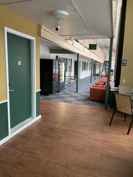 Travelodge By Wyndham Lincoln Near White Mountain 41/53