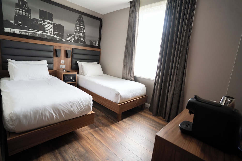 London Court Hotel 22/61
