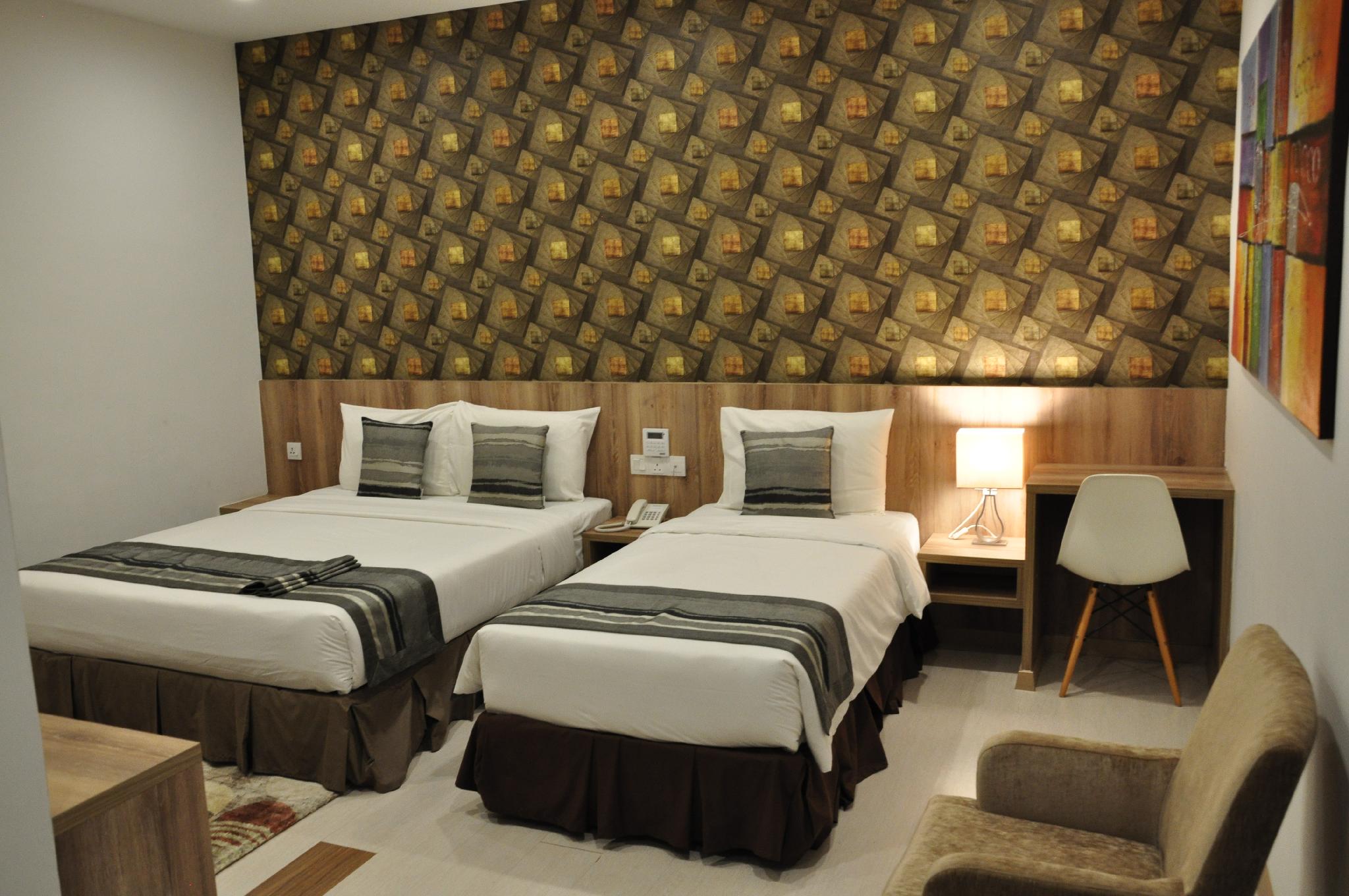 Deluxe, Twin Beds, 1 Queen and 1 Single Bed