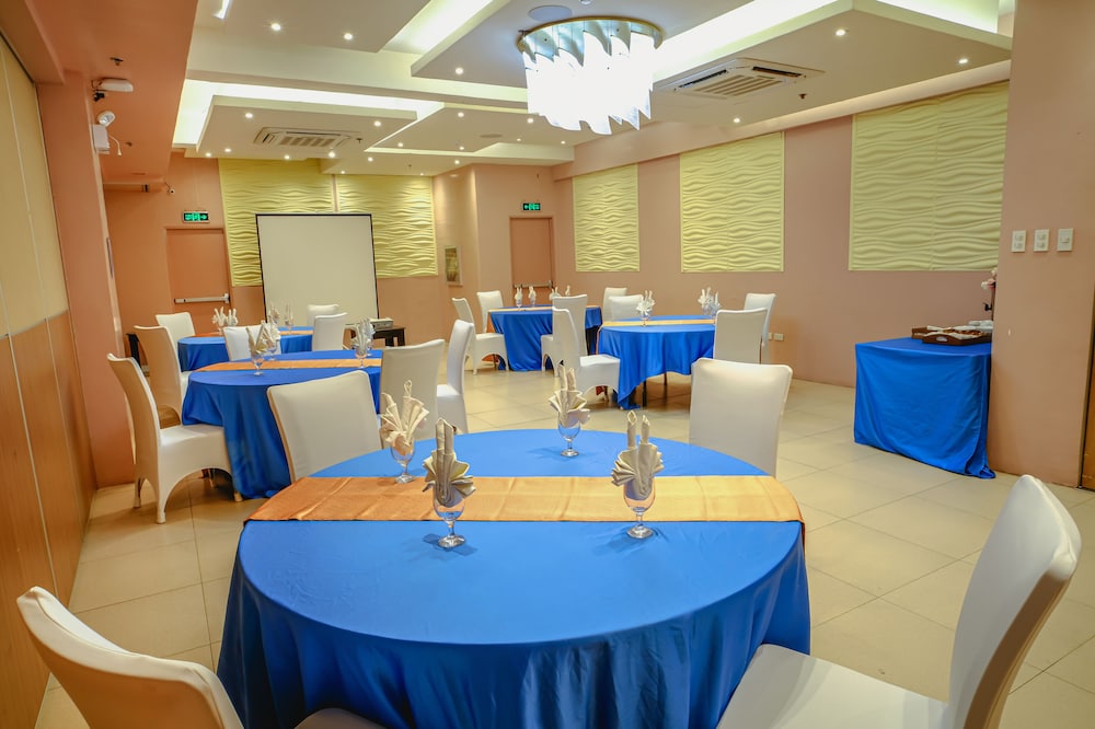 New Dawn Hotel Plus 68/79