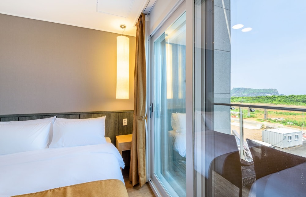 Thira Hotel 12/35