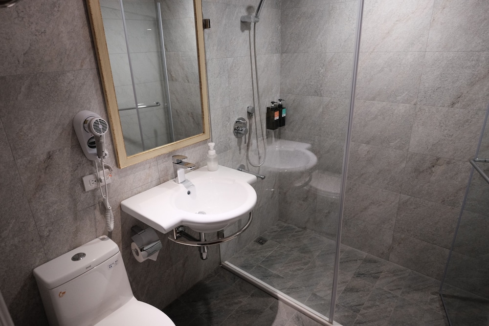 MALE DORM, SHARED, SHARED BATHROOM