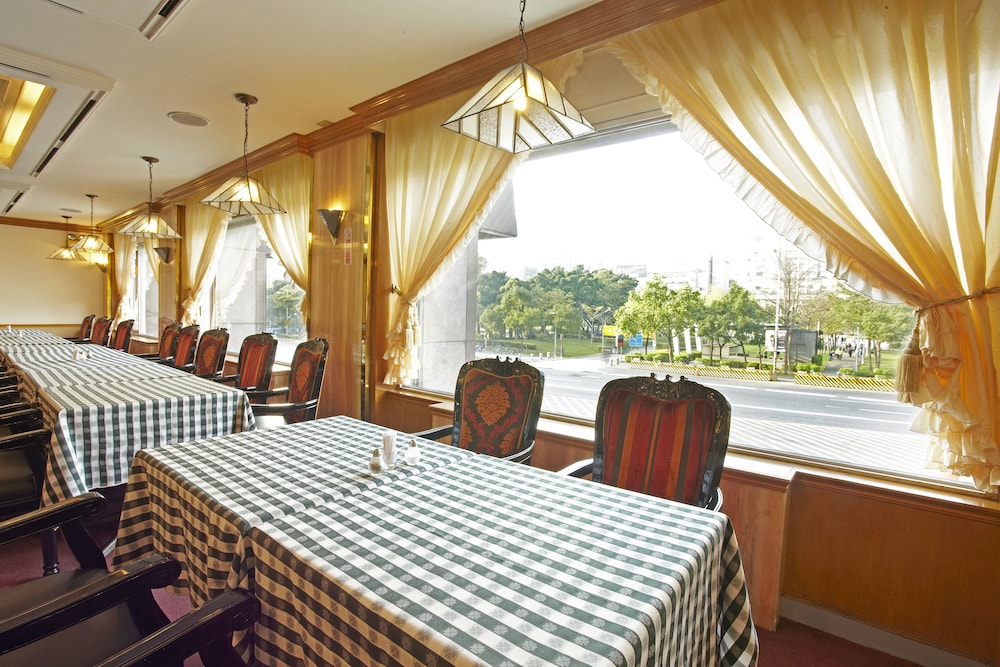 Emperor Hotel 25/50