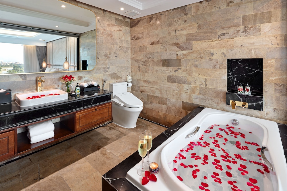 Ravatel Luxury Hotel Bac Giang 48/50