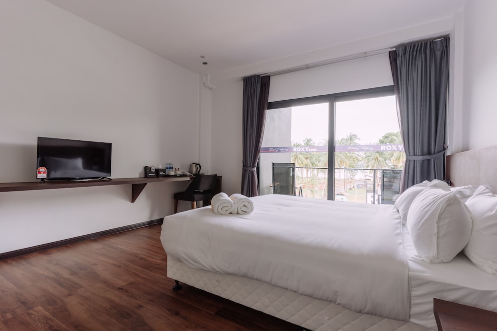 Deluxe, King Bed, Pool View