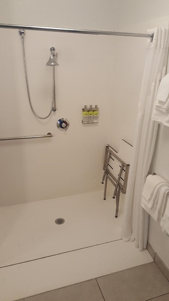 Holiday Inn Express And Suites Louisville Downtown 24/71