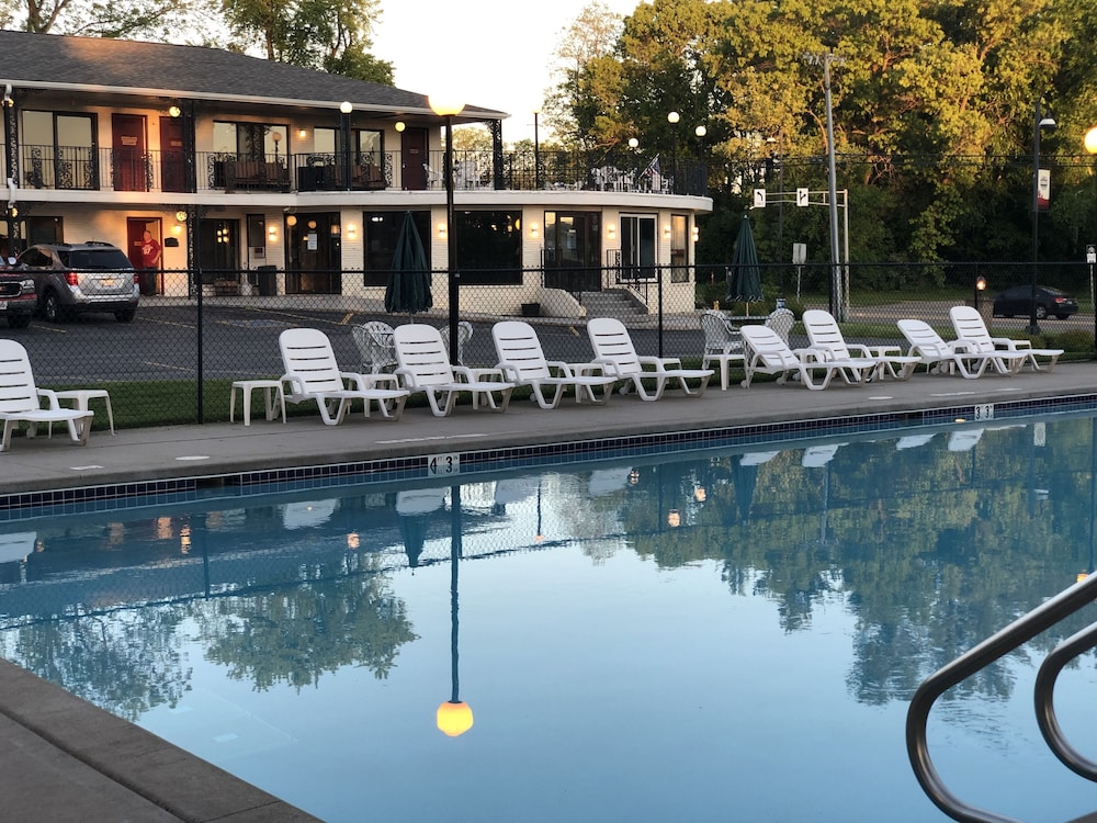 Amber s Inn & Suites 5/71