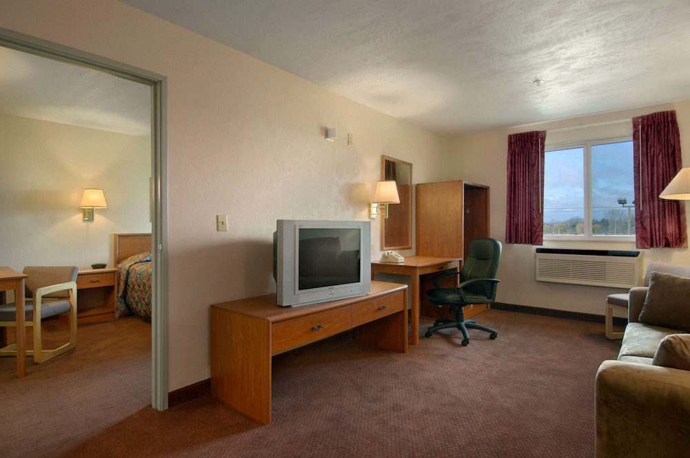 Super 8 by Wyndham Bellingham Airport/Ferndale WA 43/57