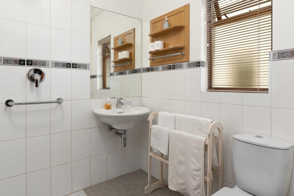 Thomson's Accommodation 32/36