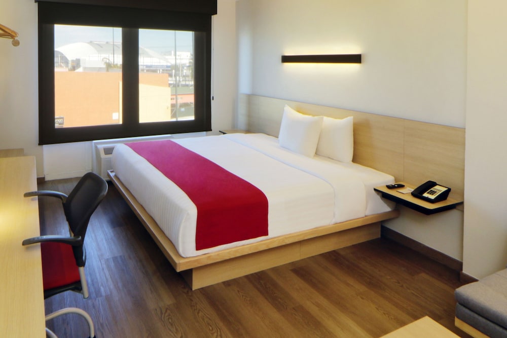 Superior, Queen Bed, Sofa