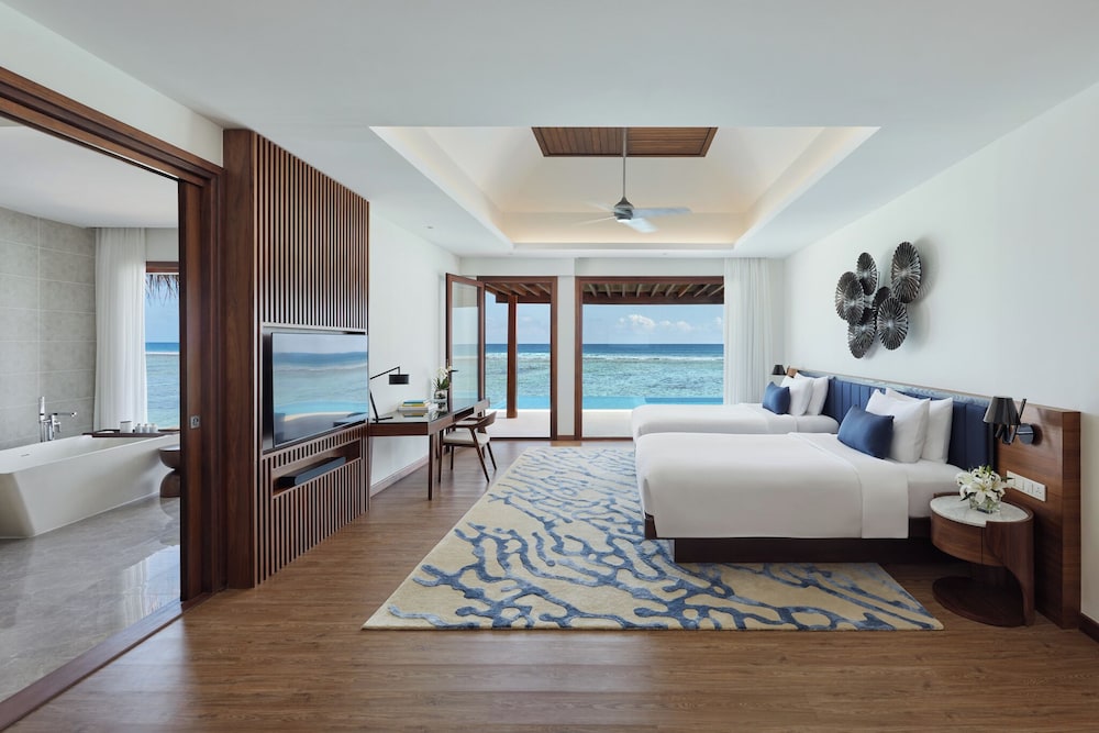 2 Bedrooms, Pool, Ocean, Pavilion, 1 King and 2 Queen Beds