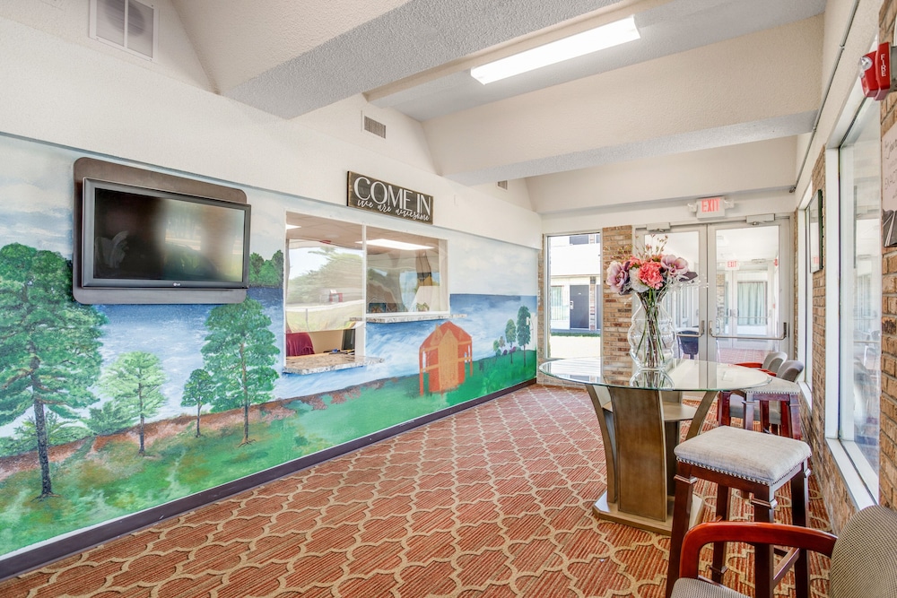 OYO Hotel Mona Lake Muskegon 6/36