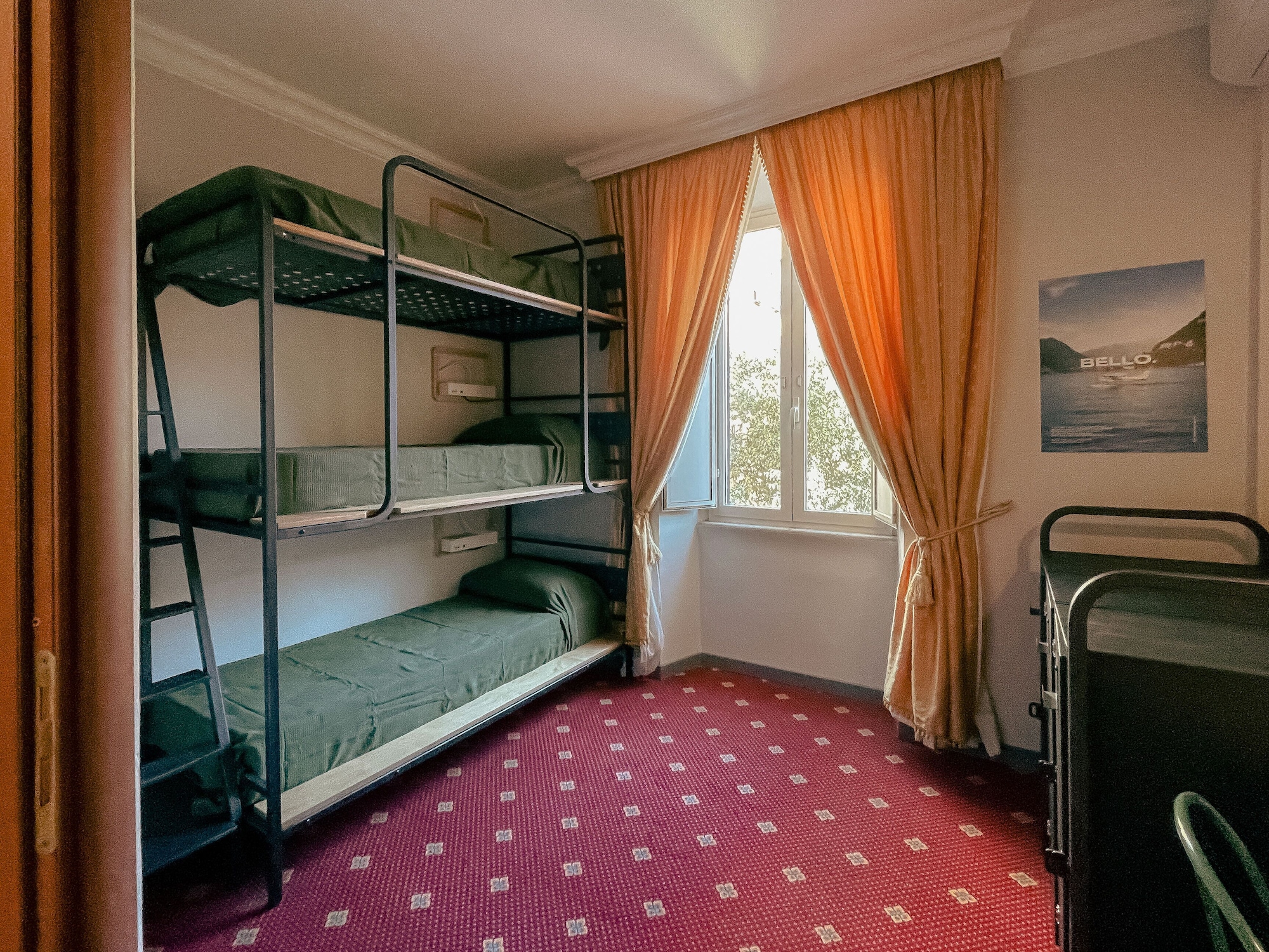 FEMALE DORM, FEMALE ONLY, 3 PEOPLE