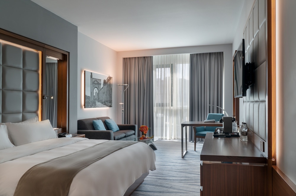 DELUXE, KING BED