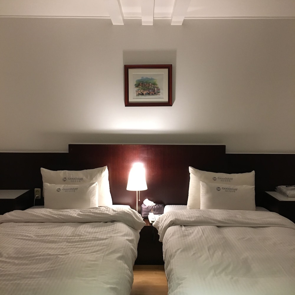 Charmant Hotel 7/24