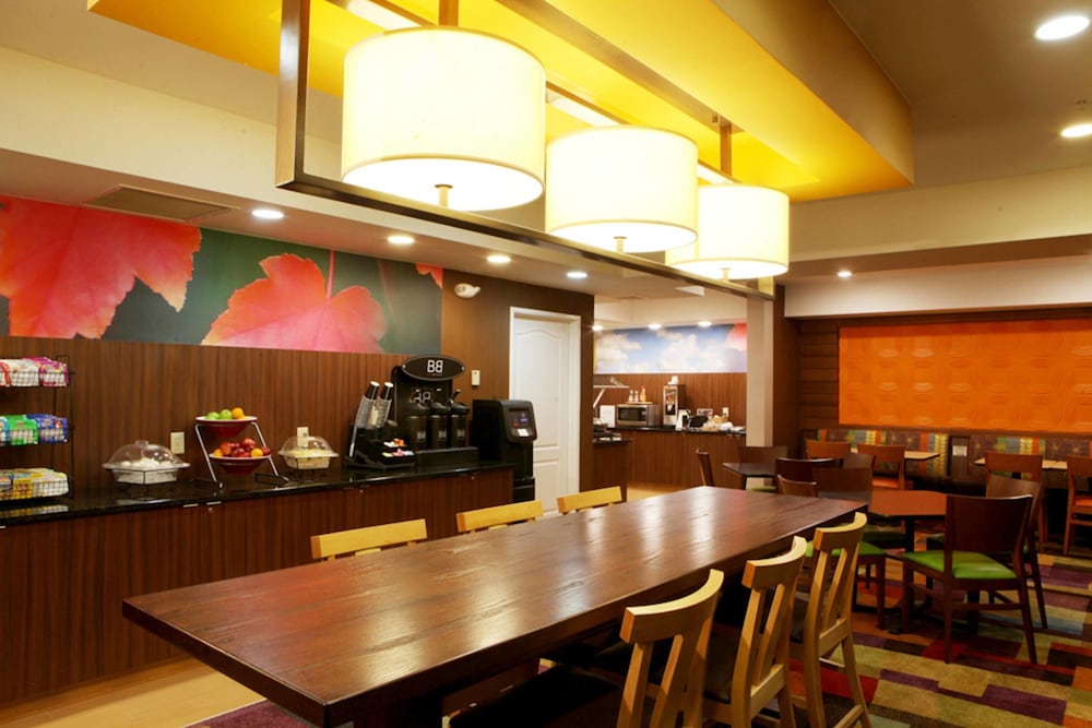 Fairfield Inn Suites By Marriott Cincinnati Eastgate 14/18