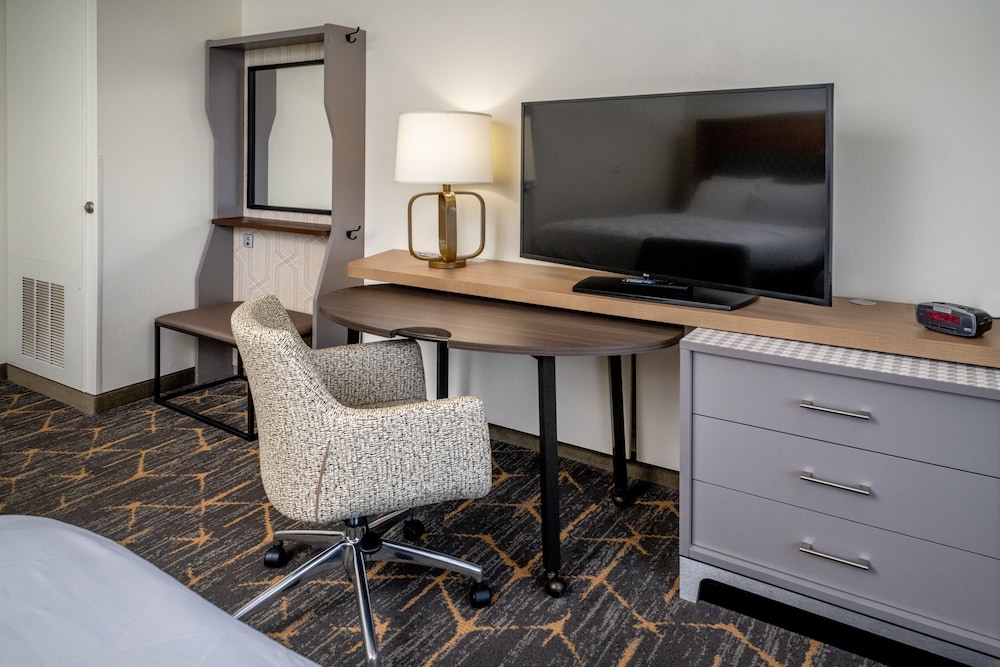 Holiday Inn Hotel & Suites Beckley 55/58
