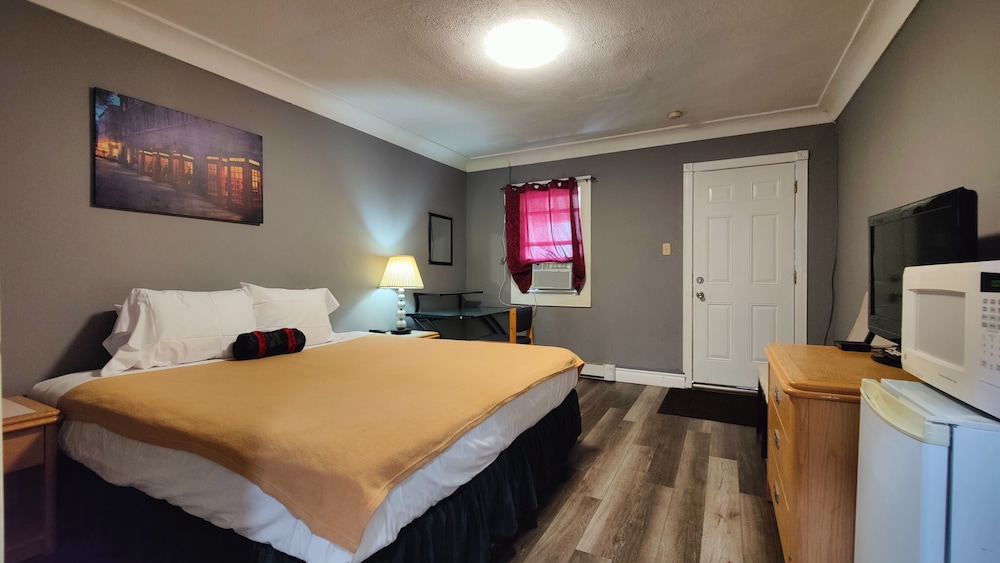 Tulip Motel 3/50