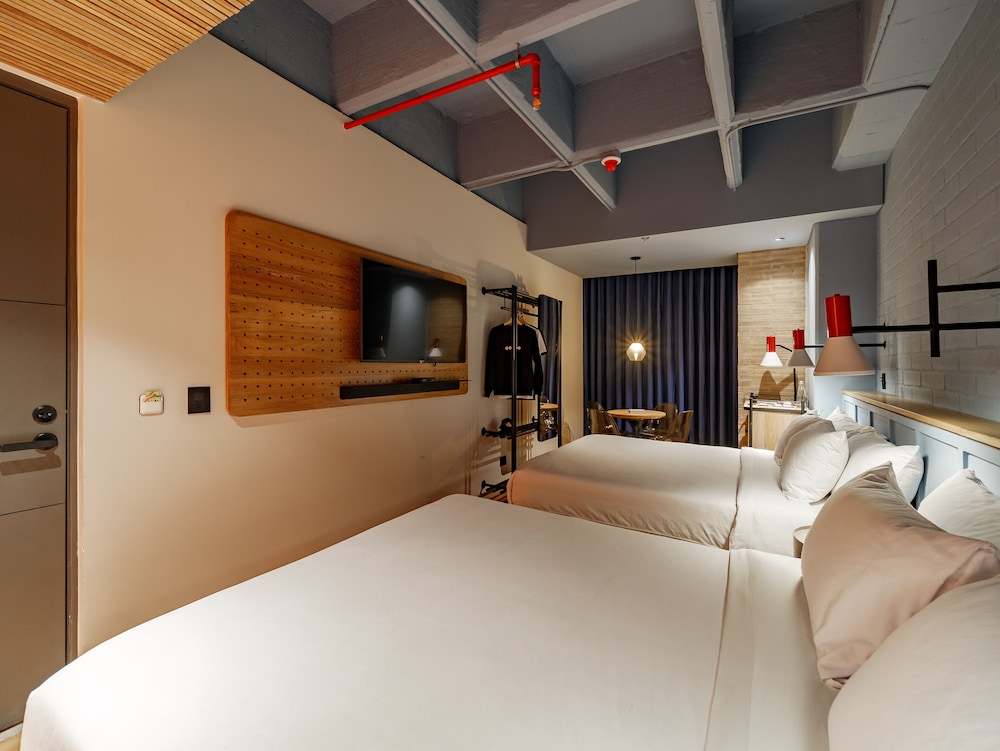 SUITE, 2 QUEEN BEDS, HOT TUB