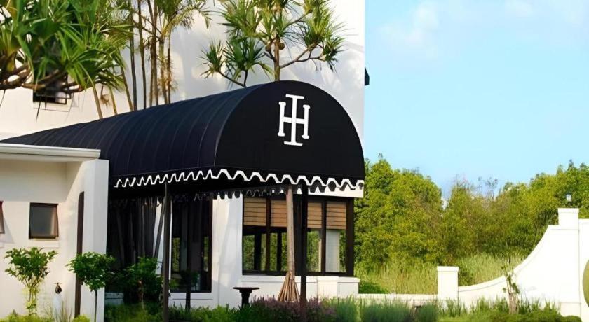 Island Hotel 2/26