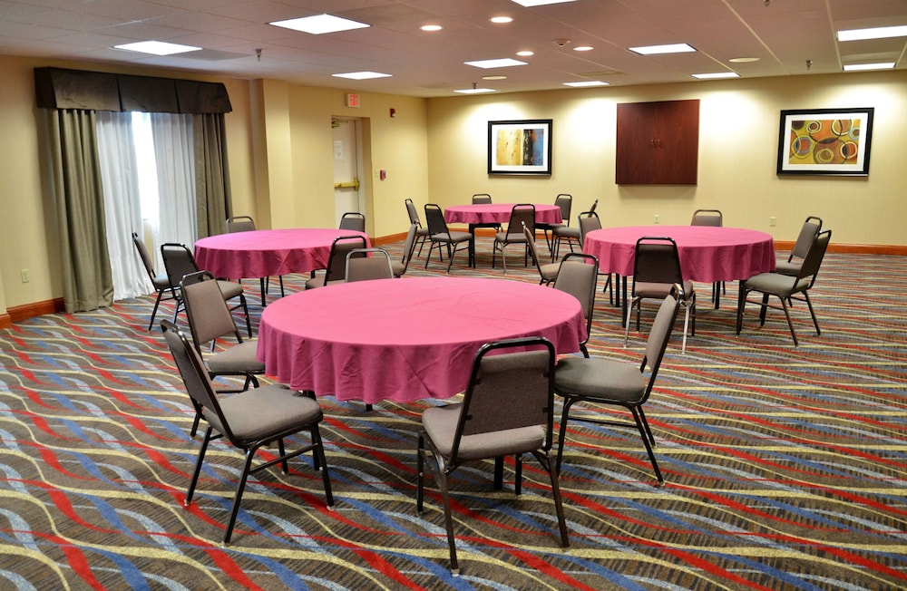 Holiday Inn Express Suites Center Township 63/78