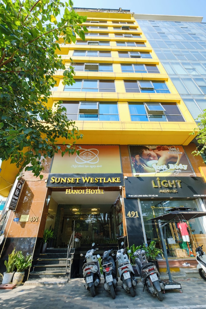 Sunset Westlake Hanoi Hotel 2/74