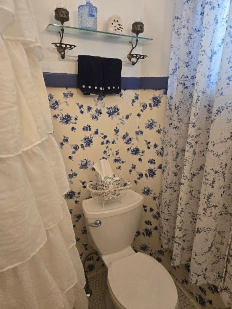 غرفة بسرير كوين، The Lancaster Manor Bed and Breakfast 8/9