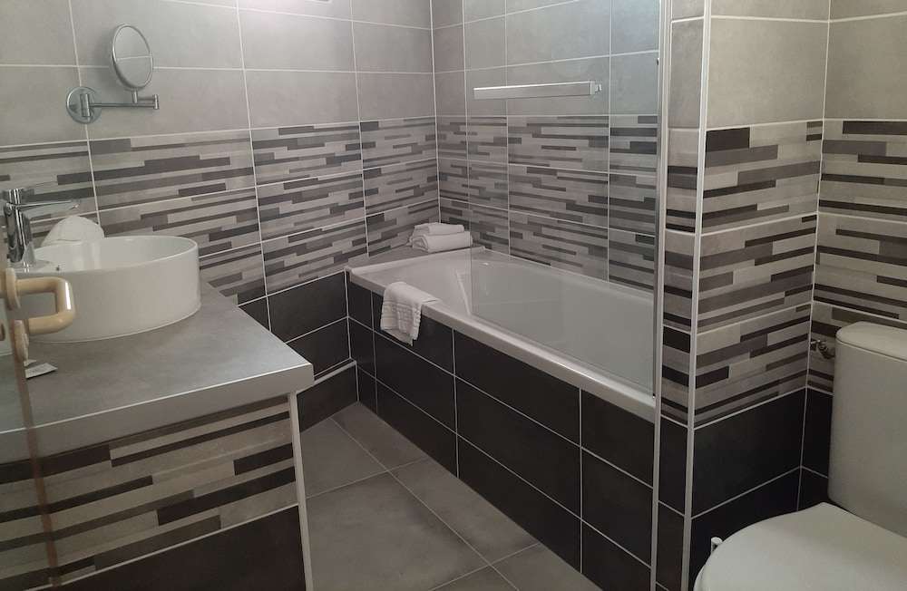 غرفة قياسية بسرير مزدوج، Sure Hotel by Best Western Saintes 9/9