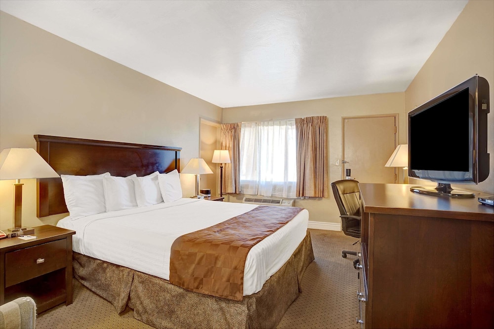 غرفة قياسية بسرير كوين، Travelodge by Wyndham Everett City Center 5/7