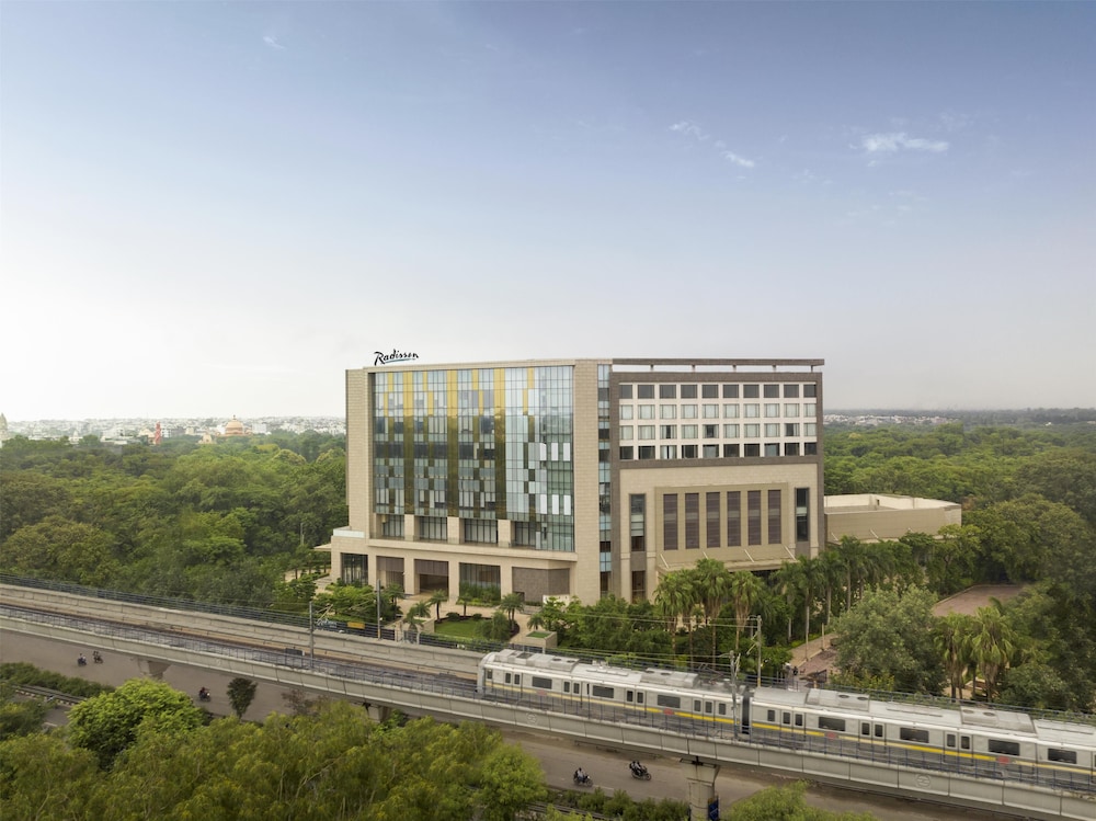 Radisson Hotel Delhi MG Road 2/33