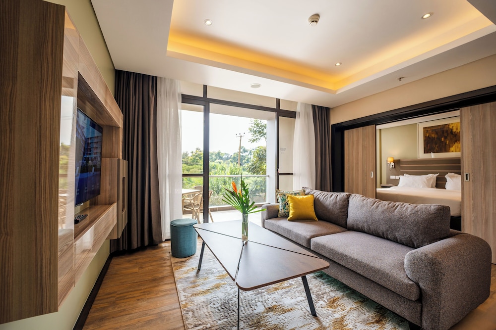 Trademark Suites at Enaki Town 29/60