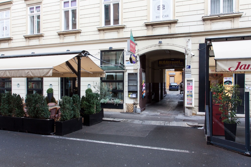Tesla Boutique Apartments & Rooms 40/50
