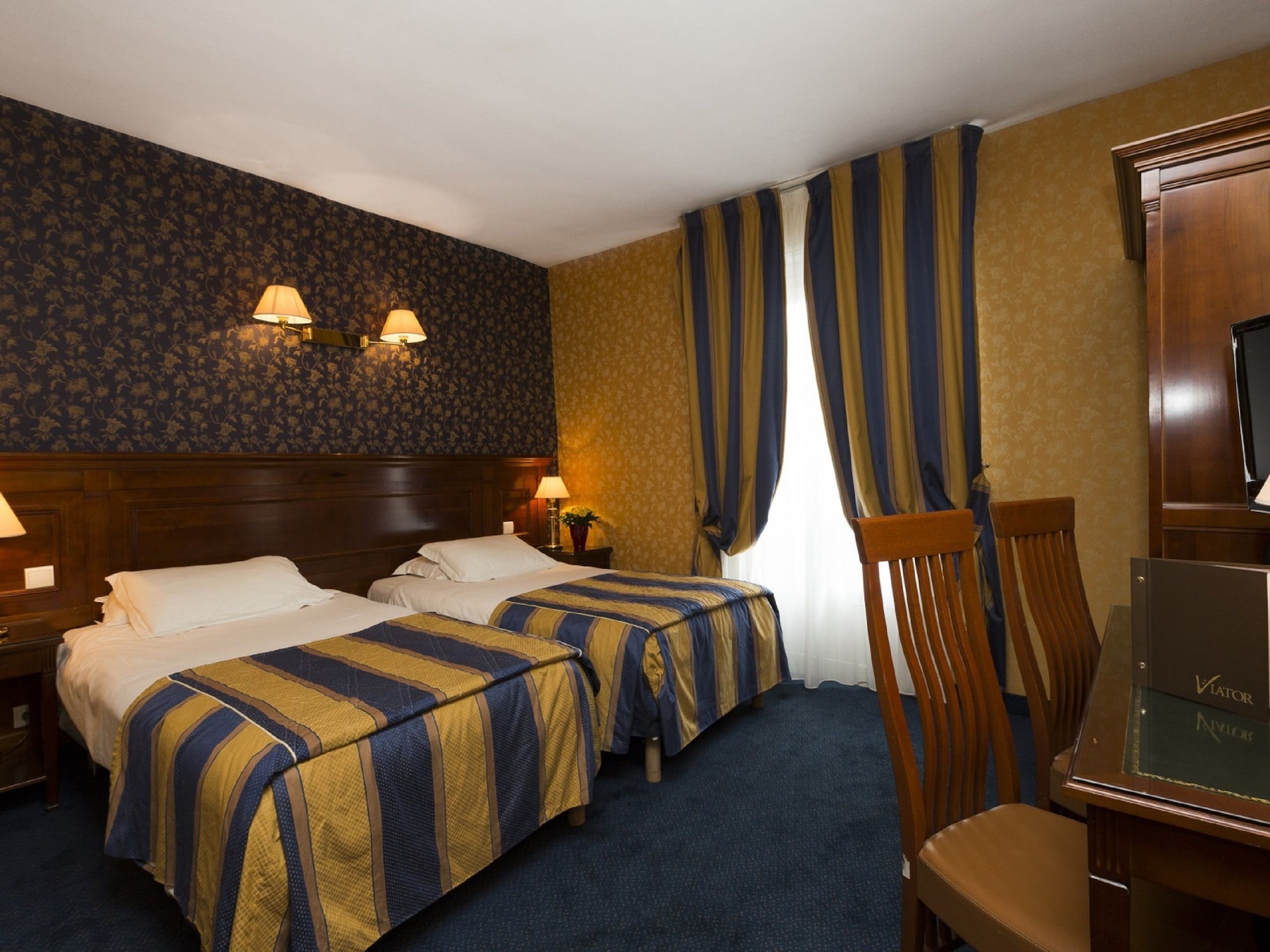 ROOM, TWIN BEDS