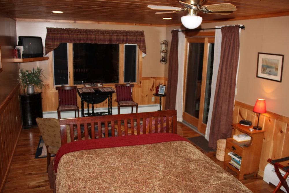 Kiwassa Lake Bed & Breakfast and Cabins 23/50