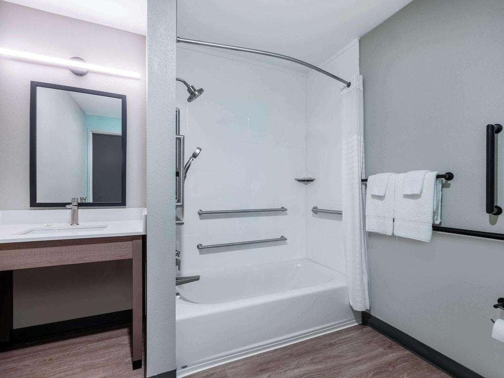 ECHO Suites Extended Stay by Wyndham 28/30