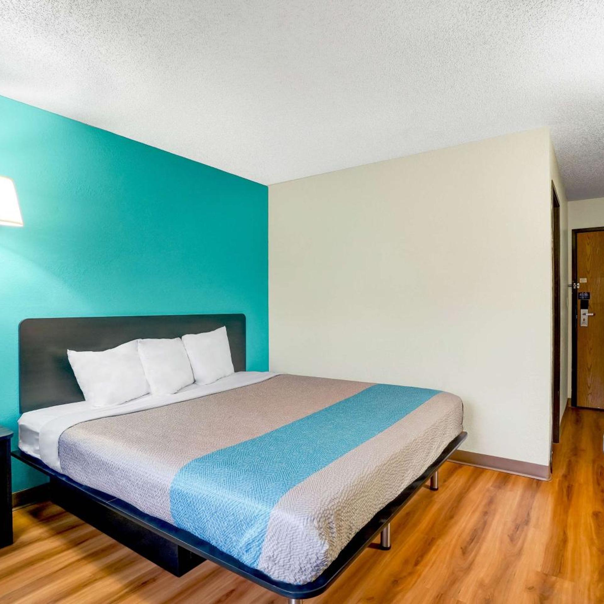1 King Bed - Non-Smoking, Micfridge