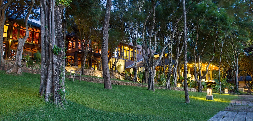 Deer Park Hotel 54/70