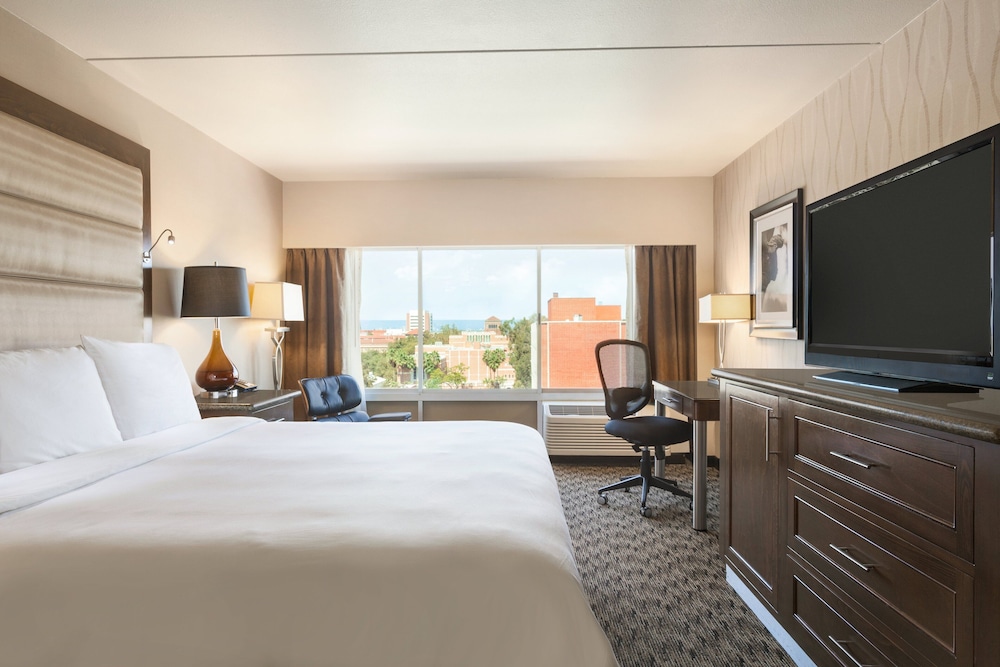Room, King Bed, Campus View, USC Hotel 2/5
