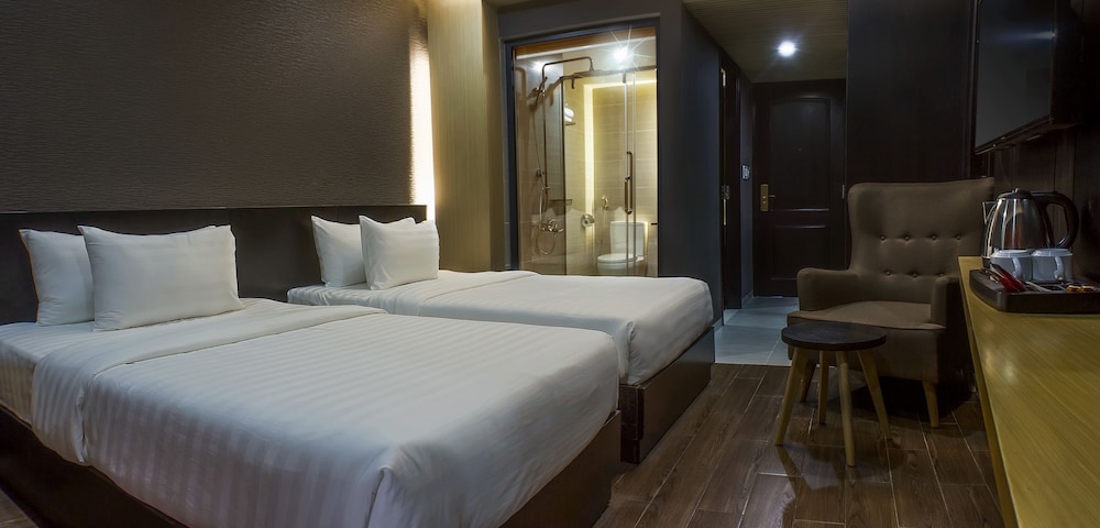 Golden Hotel 15/29
