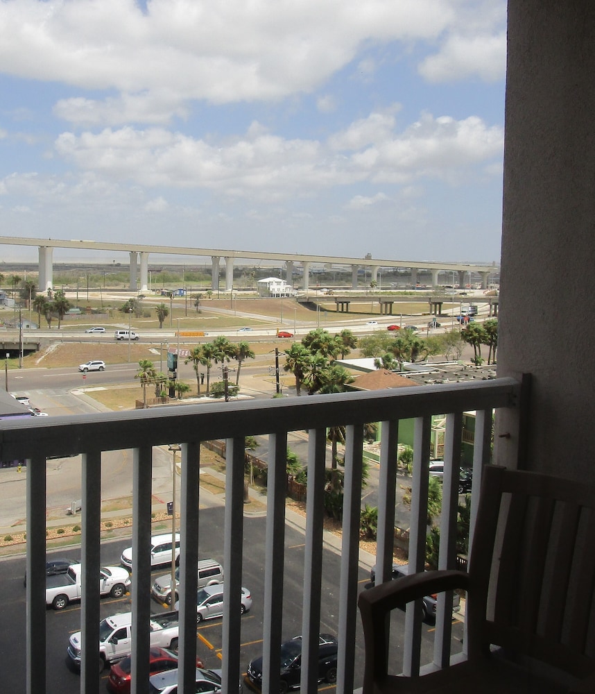 DoubleTree by Hilton Corpus Christi Beachfront 8/41