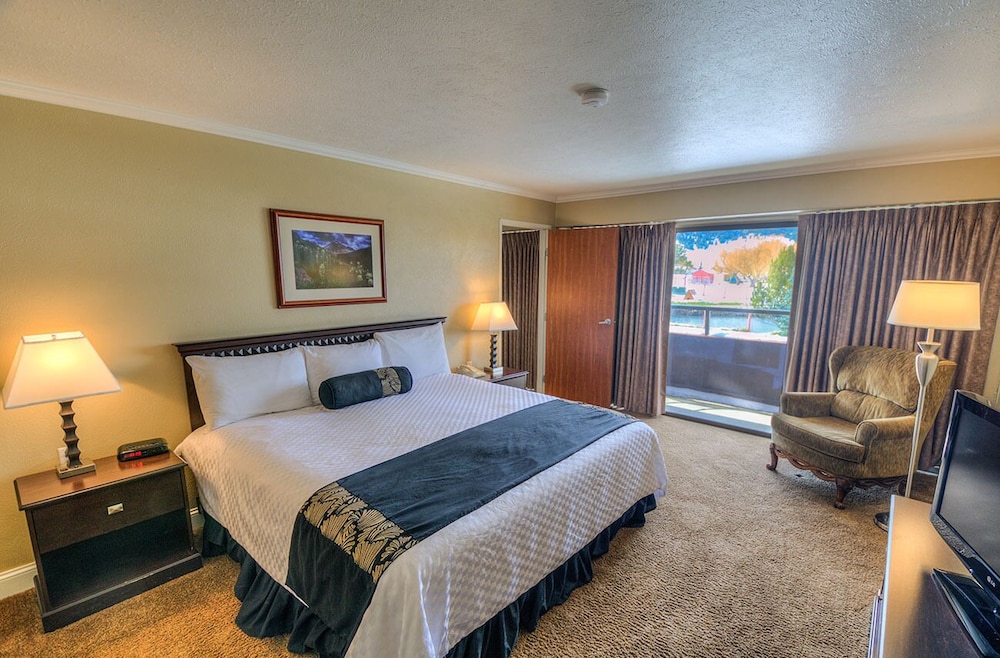 Fairmont Hot Springs Resort 8/54