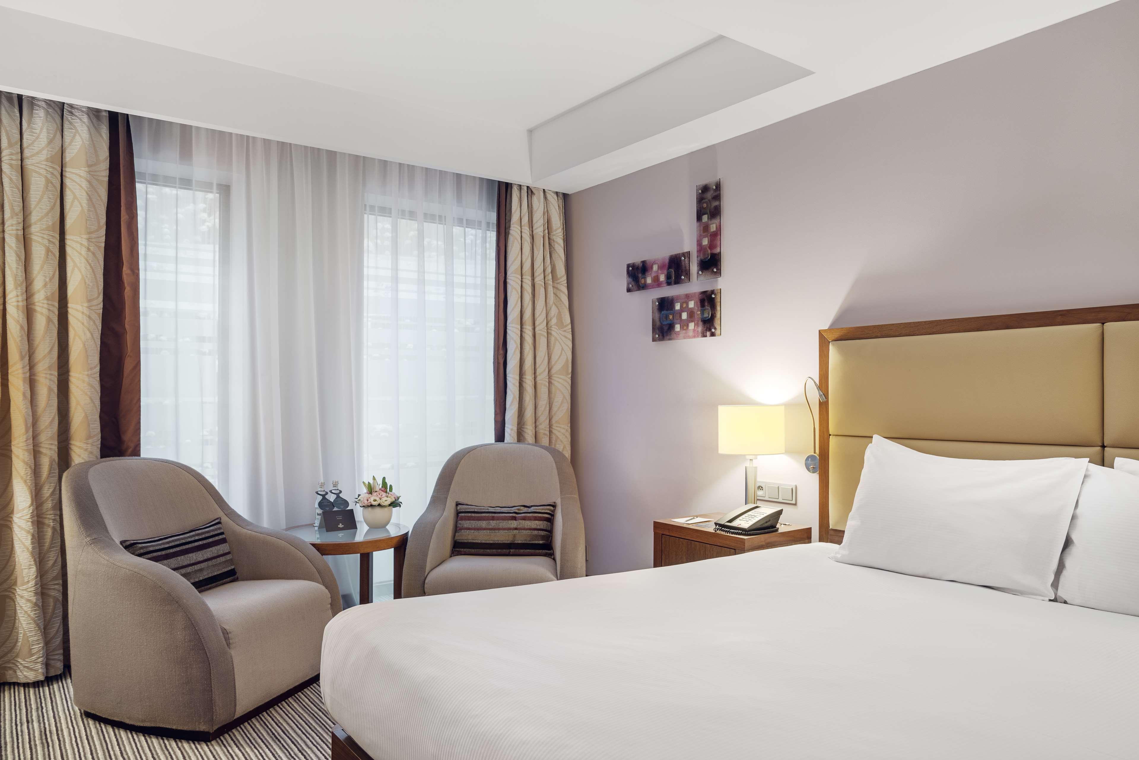 GUEST ROOM, KING BED, COURTYARD VIEW