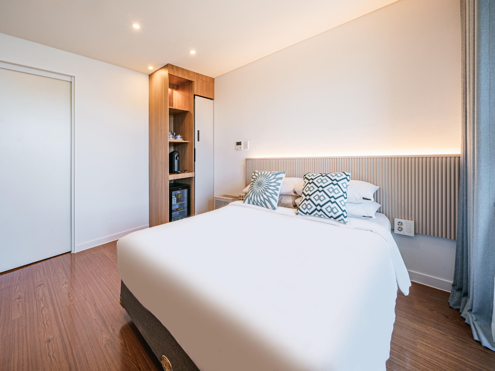 DELUXE, DOUBLE BED, CITY VIEW