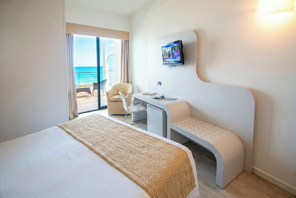 غرفة تنفيذية بسريرين منفصلين بإطلالة على البحر، Hotel Le Palme - Premier Resort 3/10