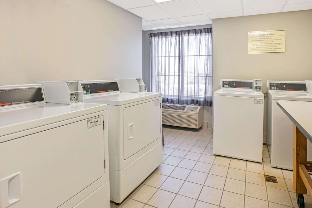 La Quinta Inn & Suites by Wyndham DFW Airport South / Irving 14/52