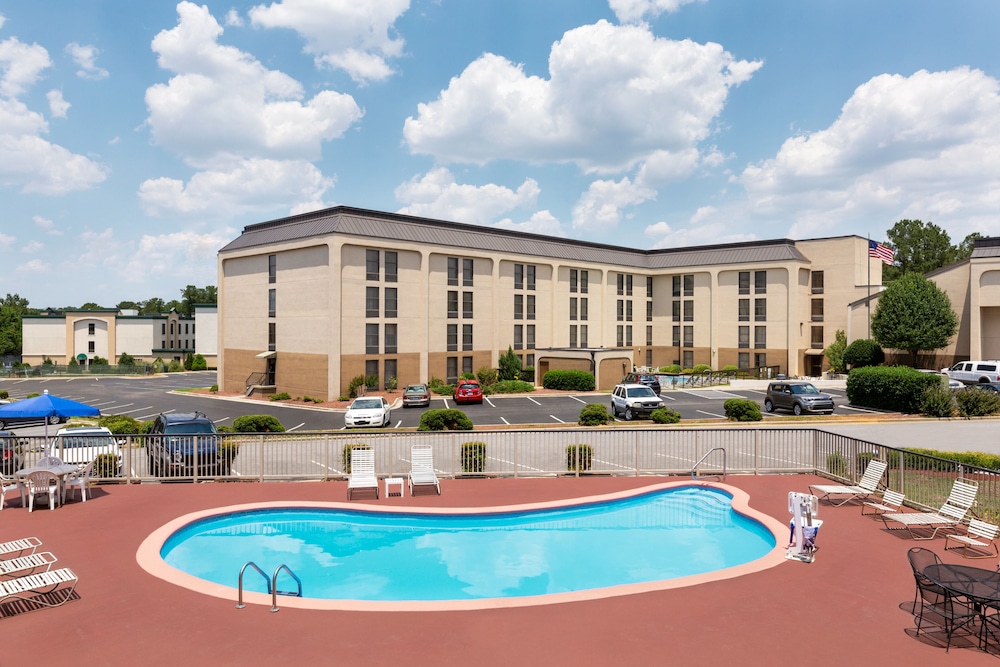 Days Inn & Suites by Wyndham Fort Bragg/Cross Creek Mall 7/41